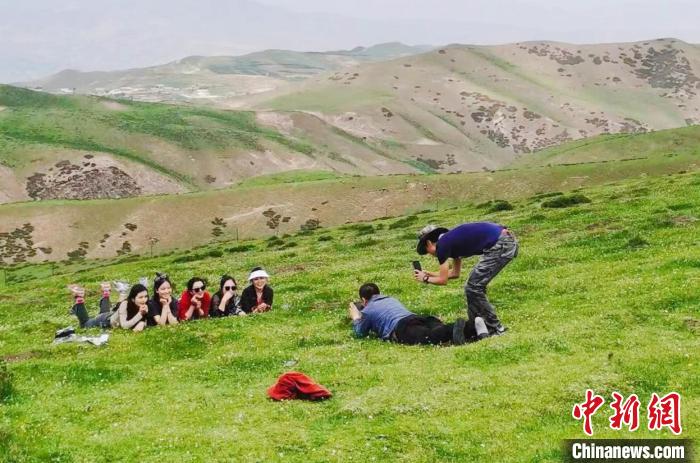圖為民眾在草原留影。　劉秀娟 　攝