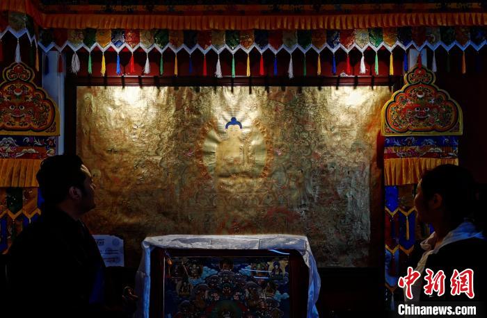 圖為使用金汁創(chuàng)作的金唐?！?zhí)砀?攝