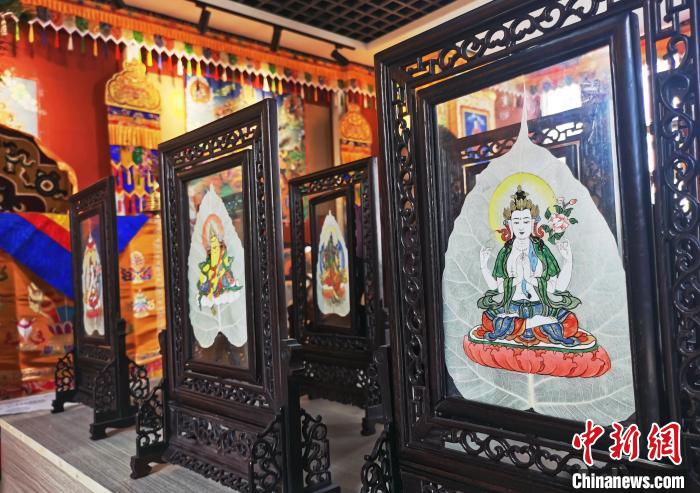 圖為久美尖措創(chuàng)作的藝術(shù)品?！?zhí)砀?攝