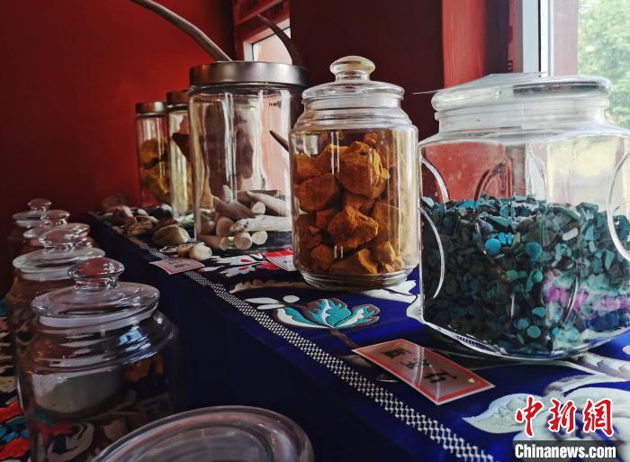 圖為唐卡繪畫礦物顏料展示?！?zhí)砀?攝