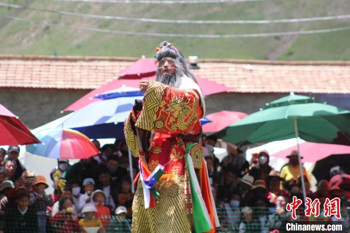 圖為觀眾們觀看表演?！“喱斂h文體旅游廣電局 供圖