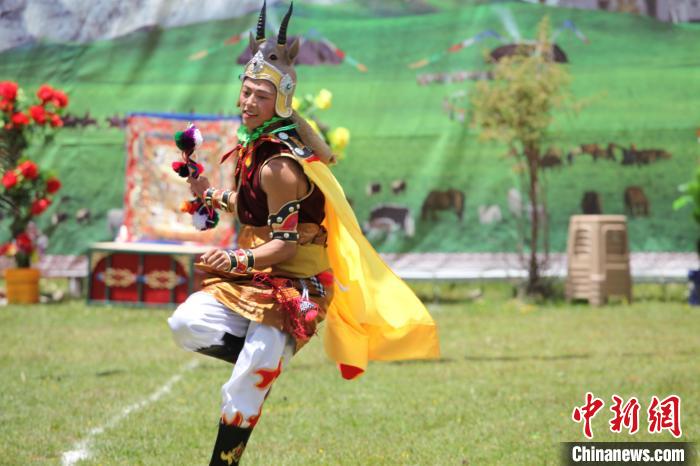 圖為演出人員表演現(xiàn)場。　班瑪縣文體旅游廣電局 供圖