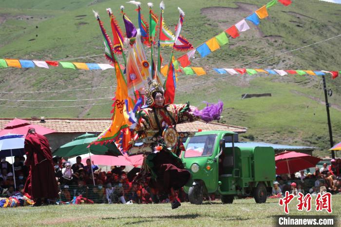 圖為表演現(xiàn)場。　班瑪縣文體旅游廣電局 供圖
