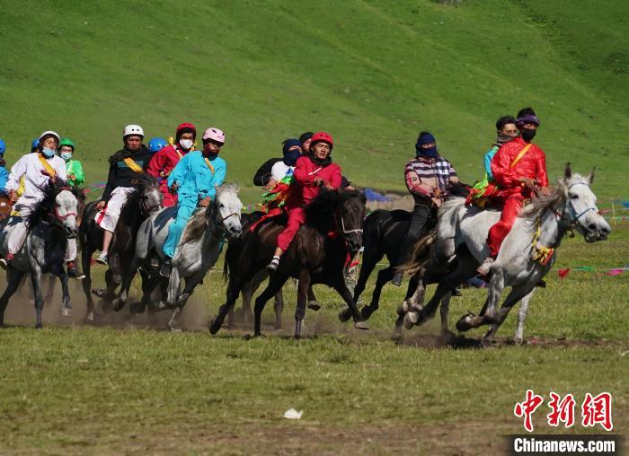 圖為選手進行3000米賽馬比賽?！●R銘言 攝