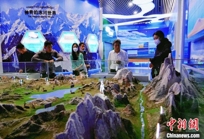 圖為中外嘉賓在玉樹州博物館內(nèi)參觀?！●R銘言 攝