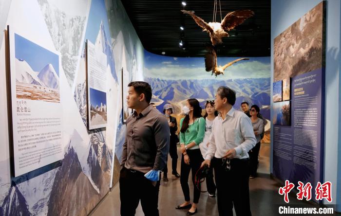 圖為中外嘉賓參觀玉樹州博物館?！●R銘言 攝