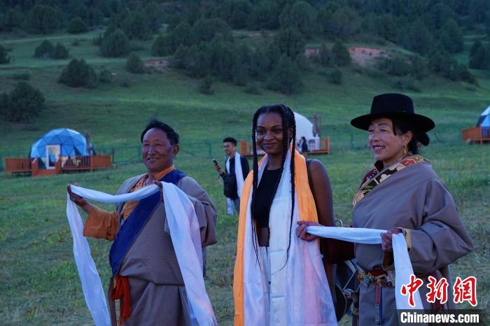 圖為當(dāng)?shù)孛癖娕c外籍留學(xué)生合影留念。　馬銘言 攝