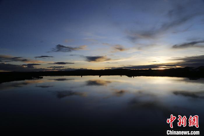 圖為夕陽下的查旦濕地?！●R銘言 攝