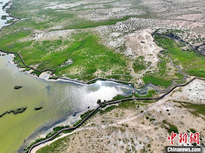 圖為航拍都蘭湖國(guó)家濕地公園。　祁增蓓 攝