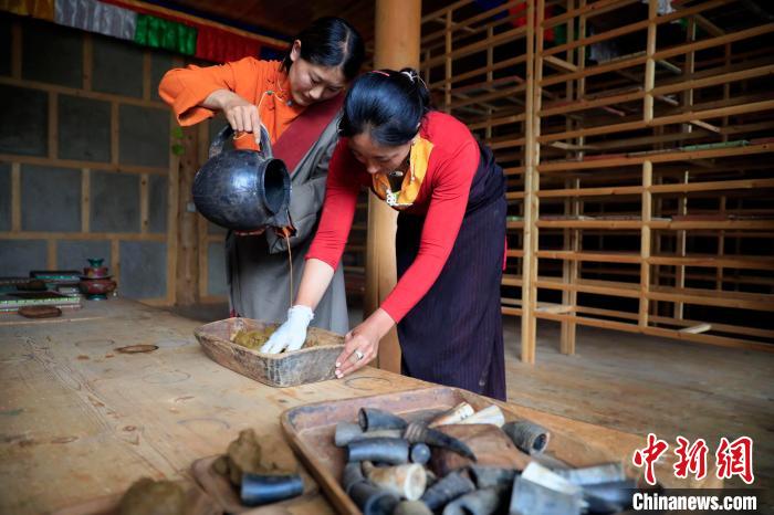 調(diào)合香團?！⊥趵?攝