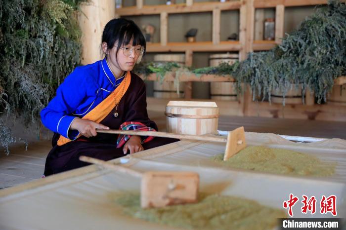 過濾香粉。　王磊 攝