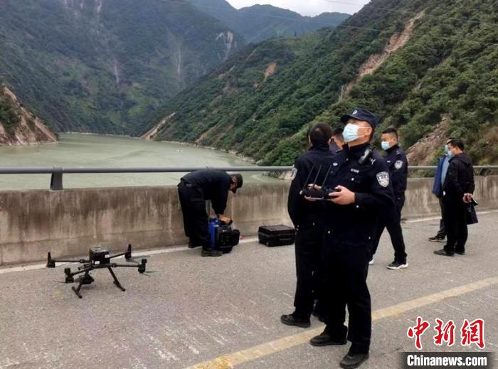 民警組成的搜尋隊(duì)利用無人機(jī)在震區(qū)開展空中巡查?！「首沃莨簿止﹫D
