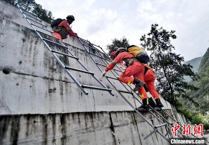 四川消防救援人員開(kāi)展救援?！∷拇ㄏ?供圖