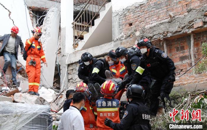 四川消防救援人員開(kāi)展救援?！∷拇ㄏ?供圖