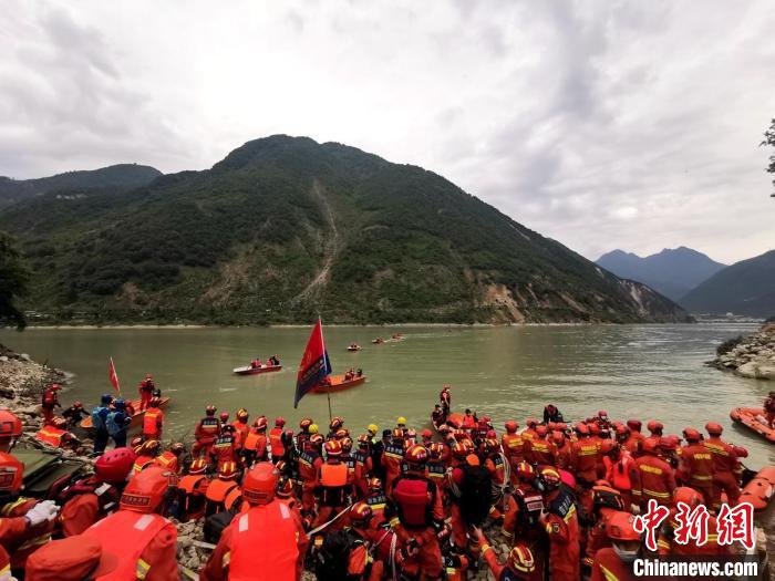 四川消防救援人員開(kāi)展救援?！∷拇ㄏ?供圖