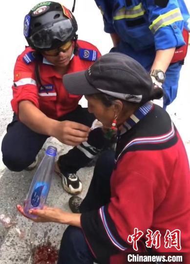 筠連筠愛青年應(yīng)急救援隊救援人員正在為傷員傷口清理。　受訪者供圖