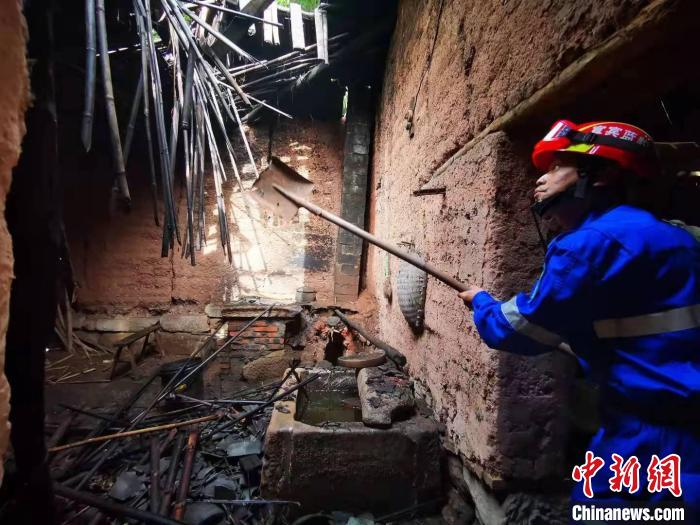 宜賓藍(lán)豹應(yīng)急救援隊搜救組成員劉方杰正在參與救援?！∈茉L者供圖