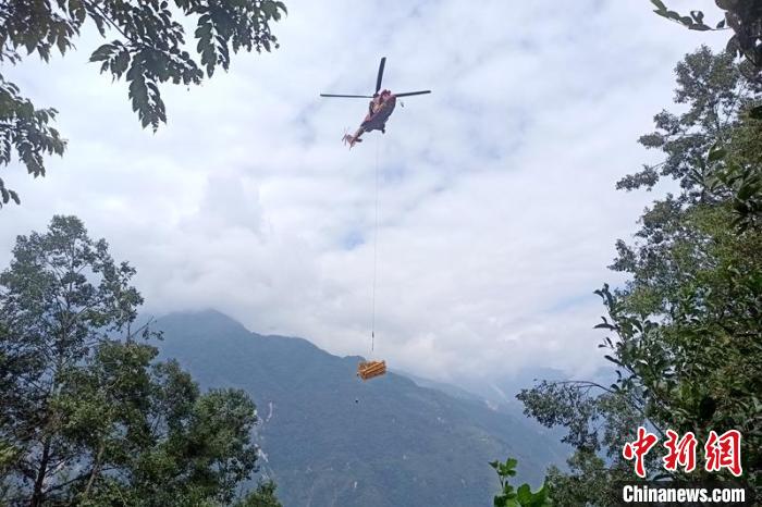 直升機起飛將搶修塔材運往海拔1950米的110千伏唐下線29號塔位。　徐慶明 攝