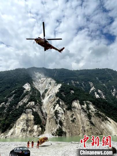直升機正在運輸110千伏唐下線應急塔塔材?！⌒l(wèi)科 攝