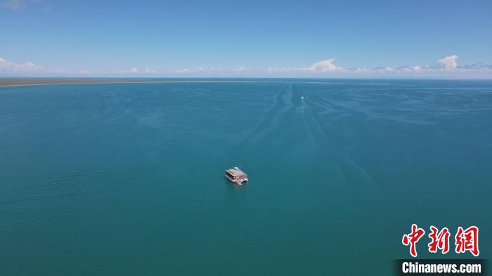 圖為航拍夏日青海湖。　李江寧 攝