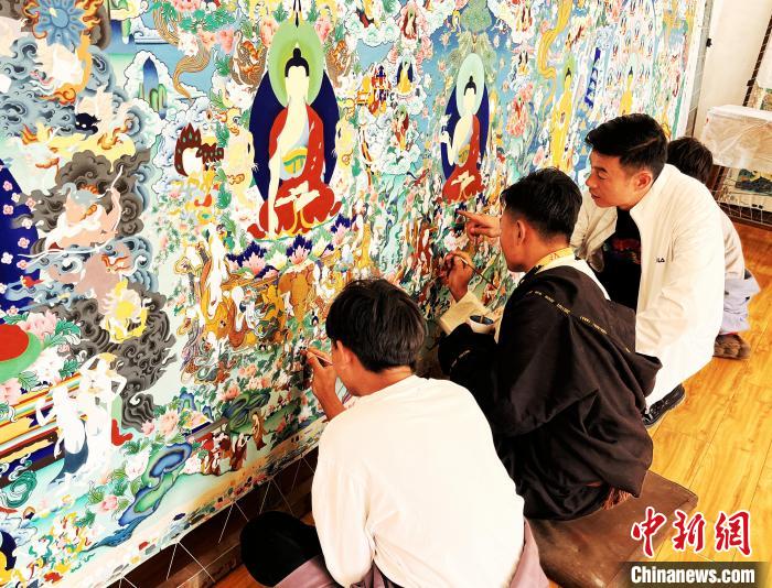 青海唐卡藝術(shù)小鎮(zhèn)：“勞模畫(huà)師”師帶徒，文化扶貧富一方