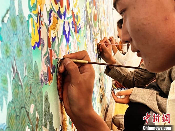 圖為畫(huà)師繪畫(huà)唐卡?！●R文莉 供圖