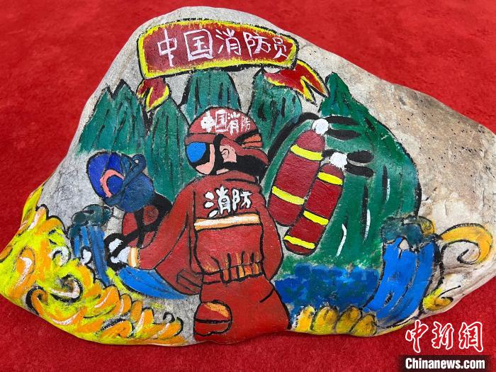 圖為玉樹消防指戰(zhàn)員創(chuàng)作的石頭畫作品《沖鋒有我》。　孫瑞祥 攝