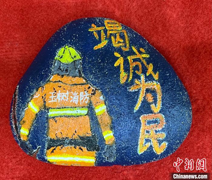 圖為玉樹消防指戰(zhàn)員創(chuàng)作的石頭畫作品《逆行在路上》?！O瑞祥 攝