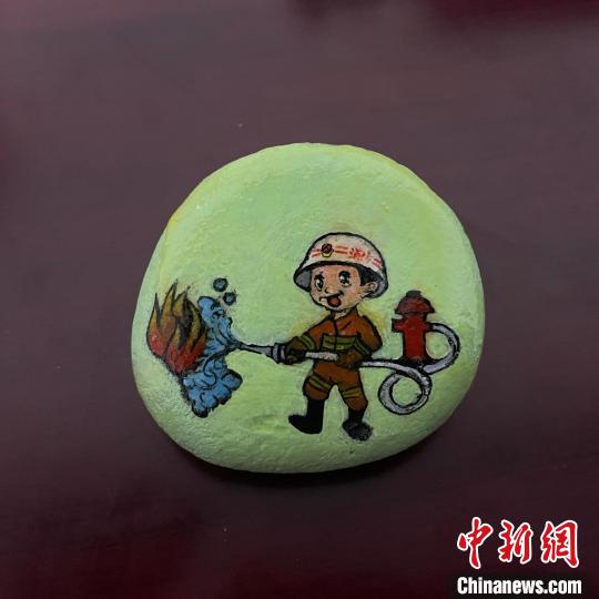 圖為玉樹消防指戰(zhàn)員創(chuàng)作的石頭畫作品《小小消防員》?！O瑞祥 攝