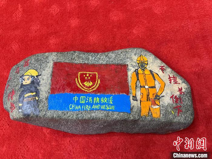圖為玉樹消防指戰(zhàn)員創(chuàng)作的石頭畫作品《我有一個(gè)特點(diǎn)“不擅長倒下”》?！O瑞祥 攝