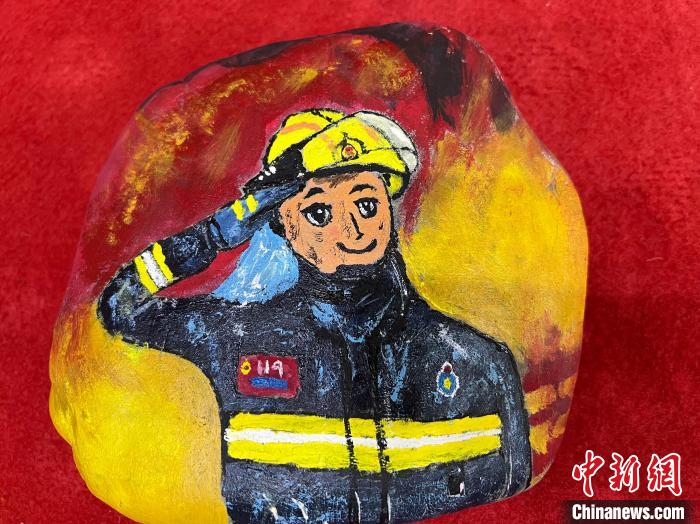 圖為玉樹消防指戰(zhàn)員創(chuàng)作的石頭畫作品《請(qǐng)祖國和人民放心》?！O瑞祥 攝