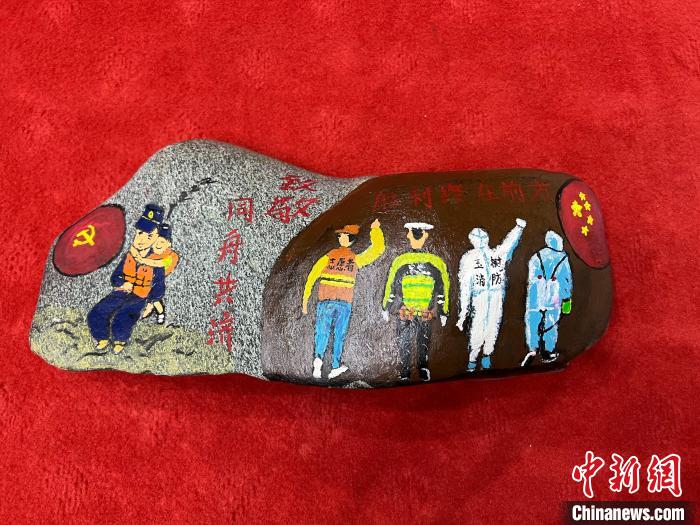 圖為玉樹消防指戰(zhàn)員創(chuàng)作的石頭畫作品《致敬“抗疫戰(zhàn)線”逆行的所有人》。　孫瑞祥 攝