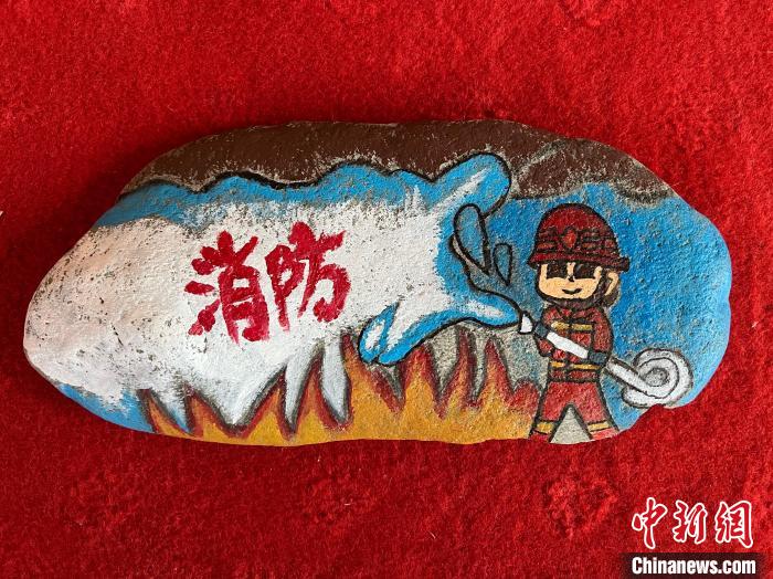 圖為玉樹消防指戰(zhàn)員創(chuàng)作的石頭畫作品《永遠(yuǎn)沖鋒在前》?！O瑞祥 攝