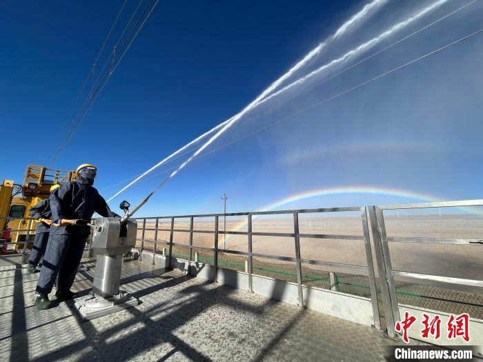 圖為水炮手在操作高壓水炮?！「邌⒑?攝