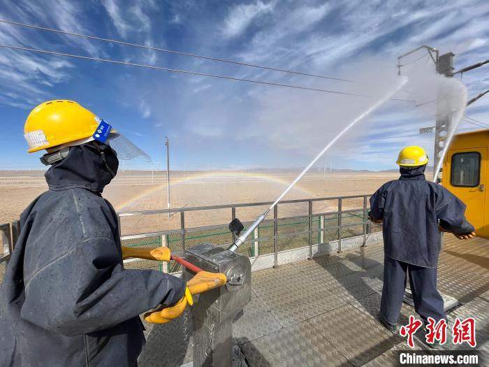 圖為水炮手操作高壓水槍對絕緣子進行清洗?！「邌⒑?攝