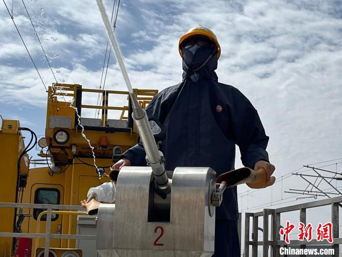 圖為水炮手操作高壓水炮進行作業(yè)?！「邌⒑?攝