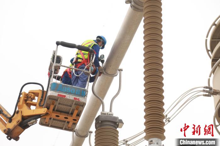 圖為國(guó)網(wǎng)青海超高壓公司變電檢修人員正在開(kāi)展設(shè)備檢修工作。　朱毅然 攝