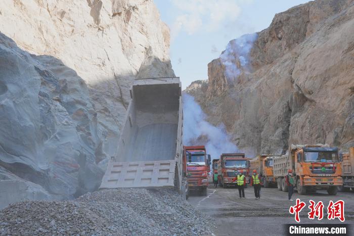 圖為大壩填筑現(xiàn)場(chǎng)?！∷娝木止﹫D