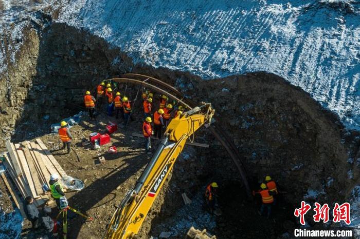 西成高鐵紅原2號隧道出口工人師傅正在進(jìn)行導(dǎo)向墻、管棚施工作業(yè)。　劉忠俊 攝