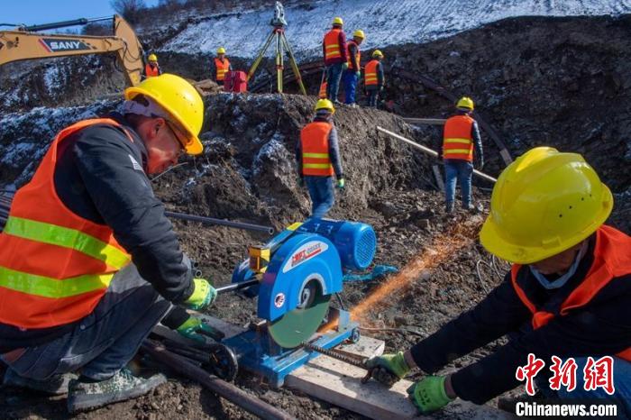 西成高鐵紅原2號(hào)隧道出口忙碌的工人師傅?！⒅铱?攝