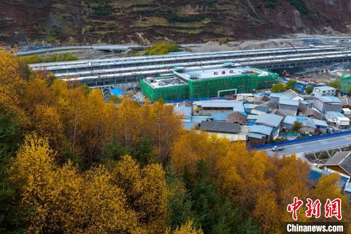正在建設(shè)的成蘭鐵路松潘站?！⒅铱?攝