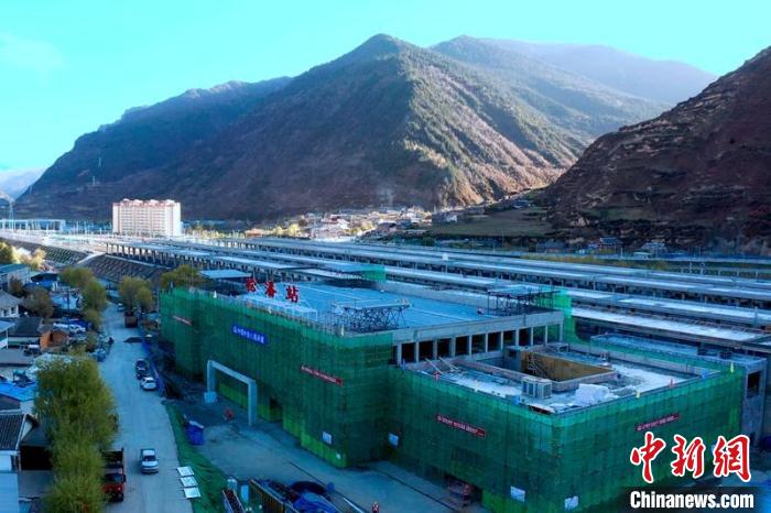 正在建設(shè)中的成蘭鐵路松潘站。　劉忠俊 攝