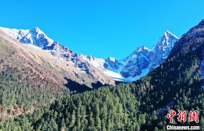 畢棚溝景區(qū)風光?！“苍?攝