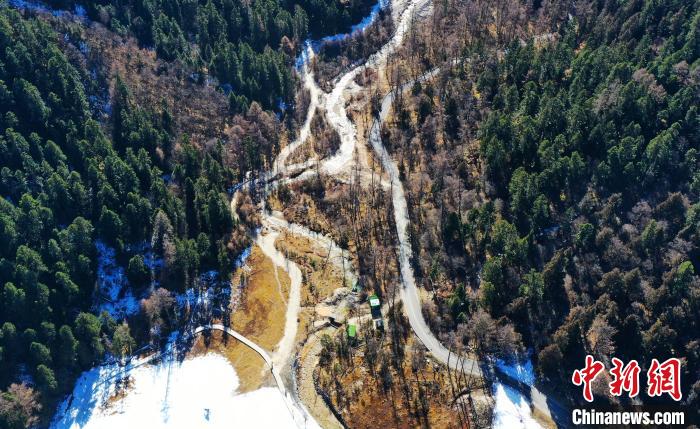 畢棚溝景區(qū)風光?！“苍?攝