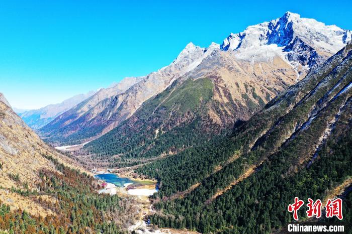 畢棚溝景區(qū)風光?！“苍?攝