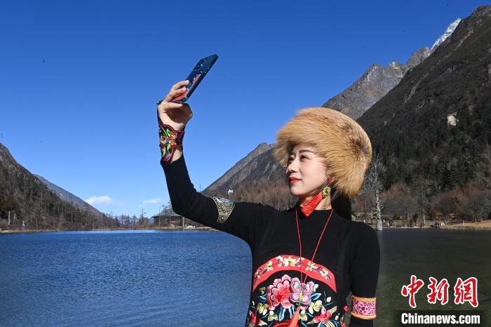 游人在畢棚溝景區(qū)拍照留念?！“苍?攝