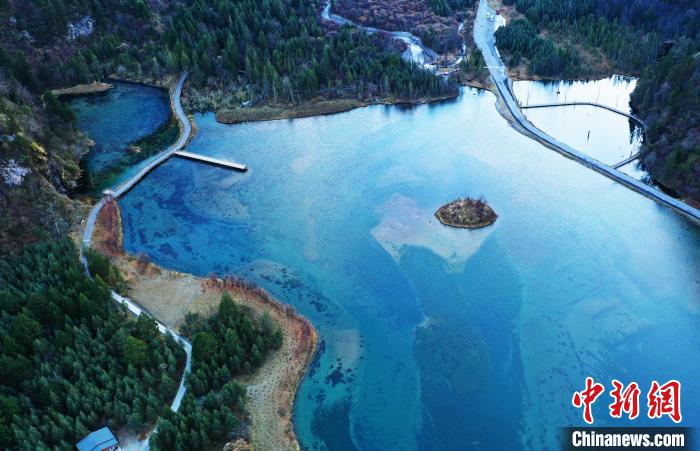 畢棚溝景區(qū)風光?！“苍?攝