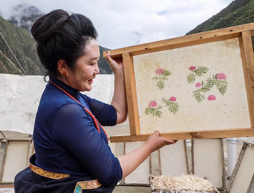 充巴傳統(tǒng)藏紙。德格縣融媒體中心供圖