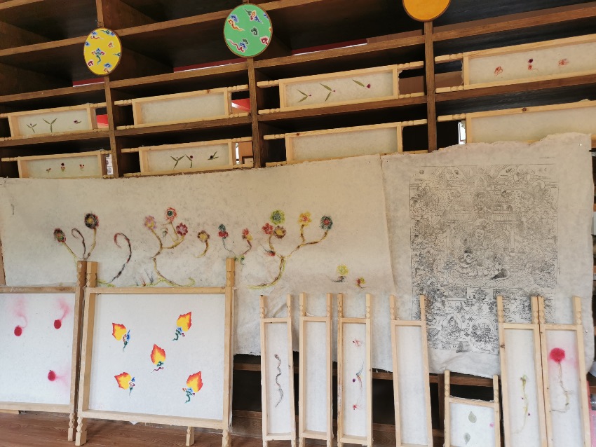 充巴傳統(tǒng)藏紙。德格縣融媒體中心供圖