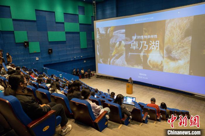 圖為首映式現(xiàn)場?！⊥踽?攝